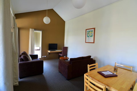 Executive Hideaway - Accommodation Mooloolaba 9
