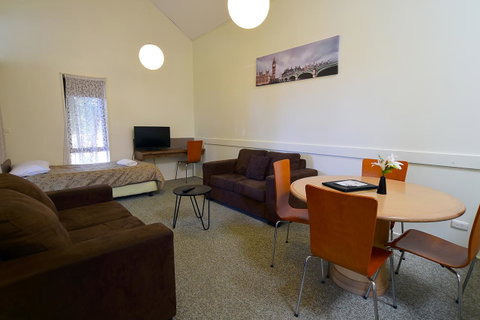 Executive Hideaway - Accommodation Mooloolaba 12