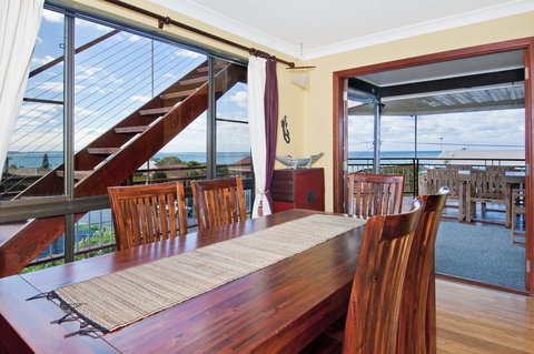 THE BOARDROOM ON BANKSIA - 11 Banksia Ave Bonny Hills - Accommodation Mooloolaba 2