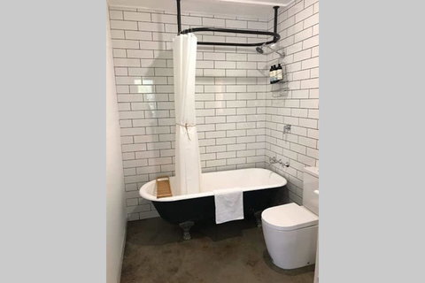 The Cottage - 58 Acre Farm Stay At Hanging Rock - Accommodation Mooloolaba 3