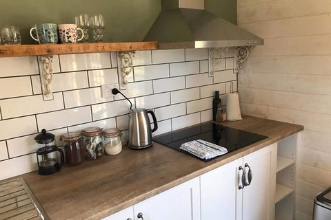 The Cottage - 58 Acre Farm Stay At Hanging Rock - Accommodation Mooloolaba 2