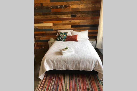 The Cottage - 58 Acre Farm Stay At Hanging Rock - Accommodation Mooloolaba 1