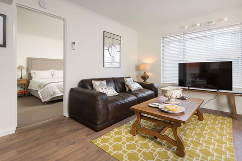 The Executive - Central & Sophisticated - Accommodation Mooloolaba 0