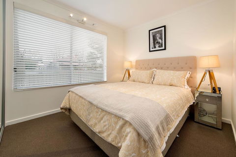 The Executive - Central & Sophisticated - Accommodation Mooloolaba 2
