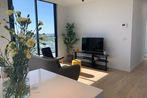 Top Floor Views, Yarraville, 2 Bedroom, 2bathroom - Accommodation Mooloolaba 2
