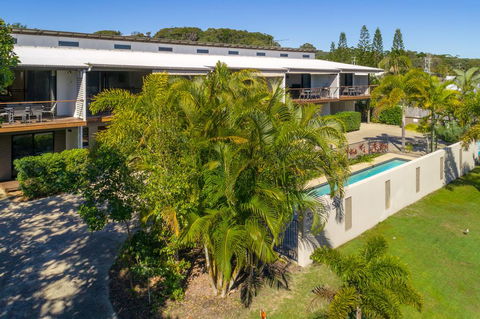 Unit 1 Rainbow Surf - Modern, Two Storey Townhouse With Large Shared Pool, Close To Beach And Shop - Accommodation Mooloolaba 3