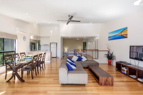 Unit 1 Rainbow Surf - Modern, Two Storey Townhouse With Large Shared Pool, Close To Beach And Shop - Accommodation Mooloolaba 0
