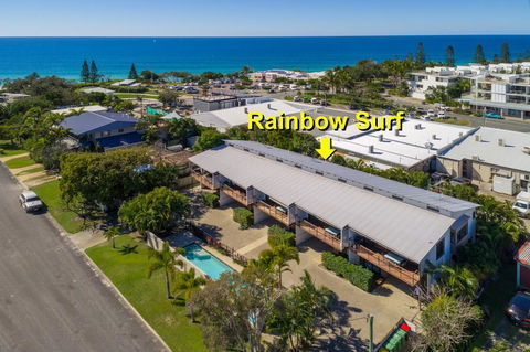 Unit 1 Rainbow Surf - Modern, Two Storey Townhouse With Large Shared Pool, Close To Beach And Shop - Accommodation Mooloolaba 2