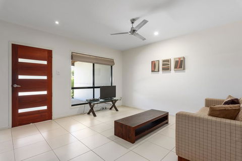 Unit 2 Rainbow Surf - Modern, Double Storey Townhouse With Large Shared Pool, Close To Beach And Shops - Accommodation Mooloolaba 2