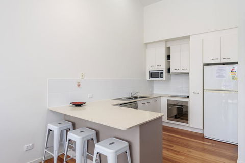 Unit 2 Rainbow Surf - Modern, Double Storey Townhouse With Large Shared Pool, Close To Beach And Shops - Accommodation Mooloolaba 1