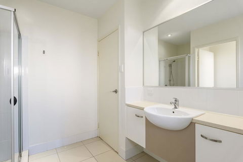 Unit 2 Rainbow Surf - Modern, Double Storey Townhouse With Large Shared Pool, Close To Beach And Shops - Accommodation Mooloolaba 3