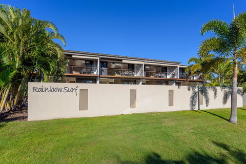 Unit 3 Rainbow Surf - Modern, Double Storey Townhouse With Large Shared Pool, Close To Beach And Shop - Accommodation Mooloolaba 2
