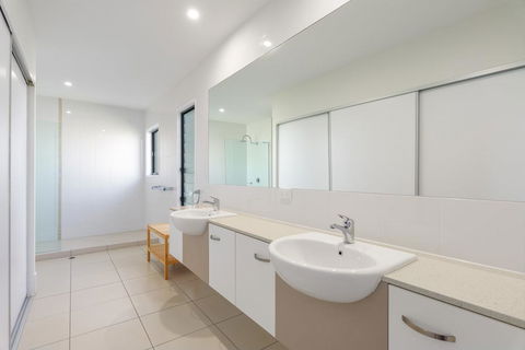 Unit 3 Rainbow Surf - Modern, Double Storey Townhouse With Large Shared Pool, Close To Beach And Shop - Accommodation Mooloolaba 1