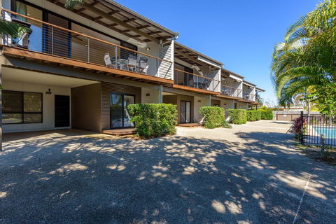 Unit 3 Rainbow Surf - Modern, Double Storey Townhouse With Large Shared Pool, Close To Beach And Shop - Accommodation Mooloolaba 3