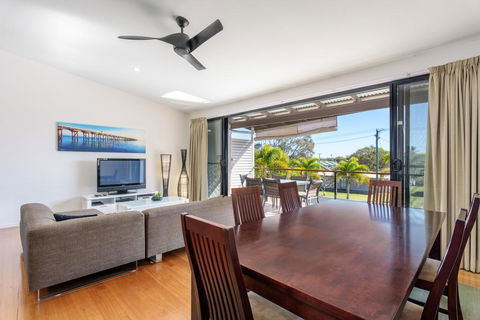 Unit 3 Rainbow Surf - Modern, Double Storey Townhouse With Large Shared Pool, Close To Beach And Shop - Accommodation Mooloolaba 0