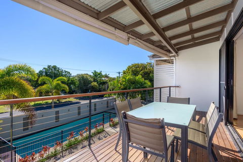 Unit 4 Rainbow Surf - Modern, Double Storey Townhouse With Large Shared Pool, Close To Beach And Shop - Accommodation Mooloolaba 3