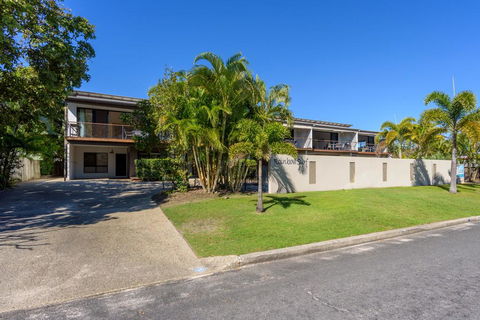 Unit 4 Rainbow Surf - Modern, Double Storey Townhouse With Large Shared Pool, Close To Beach And Shop - Accommodation Mooloolaba 1