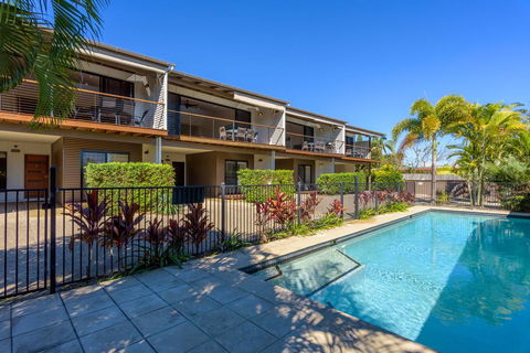 Unit 5 Rainbow Surf - Modern, Double Storey Townhouse With Large Shared Pool, Close To Beach And Shop - Accommodation Mooloolaba 2
