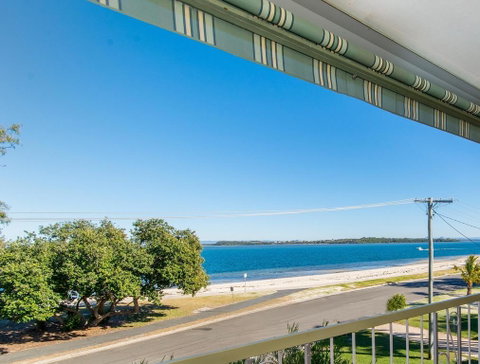 VIEWS VIEWS VIEWS! Front Top Floor Waterfront Unit - Chnook Apartments South Esp, Bongaree - Accommodation Mooloolaba 0