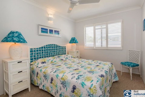 VIEWS VIEWS VIEWS! Front Top Floor Waterfront Unit - Chnook Apartments South Esp, Bongaree - Accommodation Mooloolaba 2