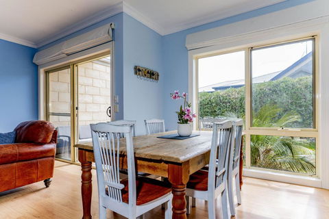 WALKIN ON SUNSHINE - STROLL TO BEACH BREAK - Accommodation Mooloolaba 1