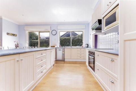 WALKIN ON SUNSHINE - STROLL TO BEACH BREAK - Accommodation Mooloolaba 2