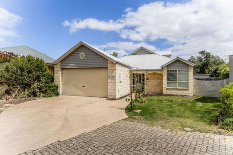 WALKIN ON SUNSHINE - STROLL TO BEACH BREAK - Accommodation Mooloolaba 0