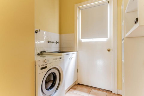 WALKIN' ON SUNSHINE - Accommodation Mooloolaba 3