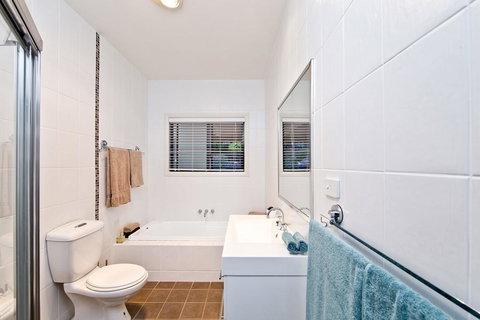 Wanda Point House - Tranquil, Elegant & Dog Friendly - Accommodation Mooloolaba 3