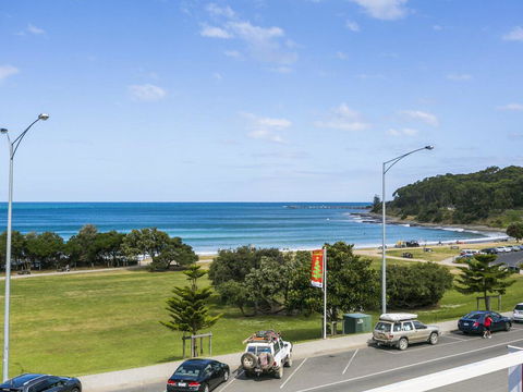 WATERFRONT THREE- In The Heart Of Lorne - Accommodation Mooloolaba 2