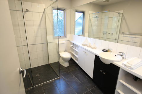 Lorne Luxury - Accommodation Mooloolaba 5