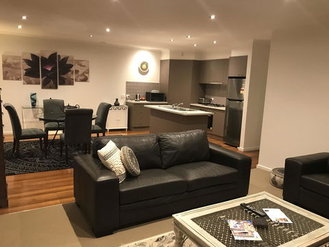 Black Lotus Townhouse - Accommodation Mooloolaba 3