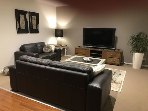 Black Lotus Townhouse - Accommodation Mooloolaba 7