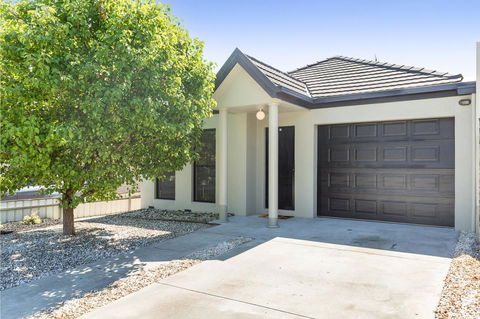 Black Lotus Townhouse - Accommodation Mooloolaba 0