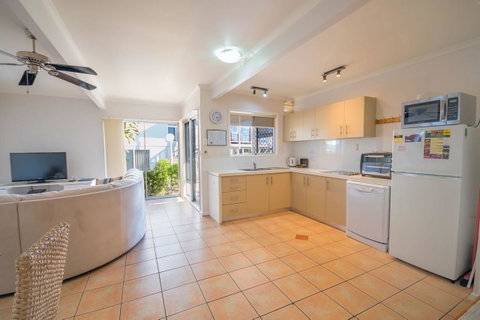 Airlie Apartments - Accommodation Mooloolaba 12