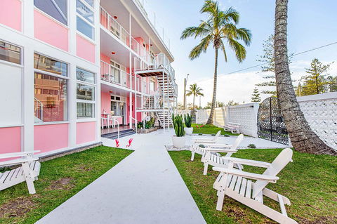 The Pink Hotel Coolangatta - Accommodation Mooloolaba 2