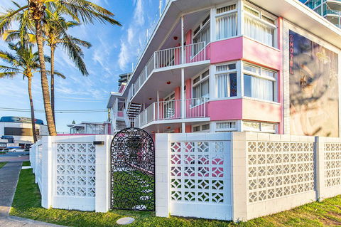 The Pink Hotel Coolangatta - Accommodation Mooloolaba 1
