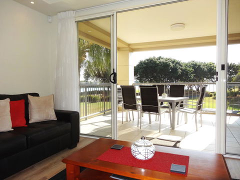 Waterfront Resort Villa With Buggy - Accommodation Mooloolaba 20