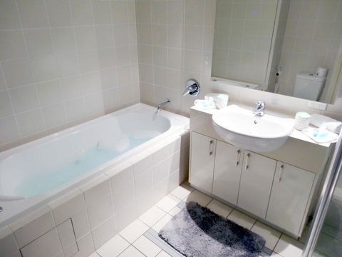 Waterfront Resort Villa With Buggy - Accommodation Mooloolaba 10