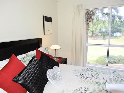 Waterfront Resort Villa With Buggy - Accommodation Mooloolaba 11