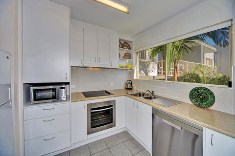 Surf Dance Apartments - Accommodation Mooloolaba 15