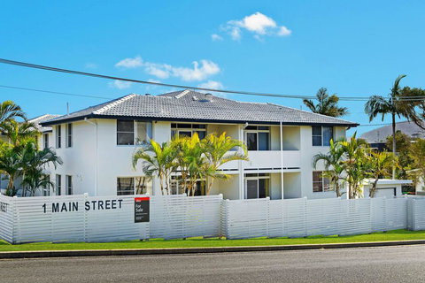 WAVES ON MAIN, 4/1 MAIN STREET - Accommodation Mooloolaba 3