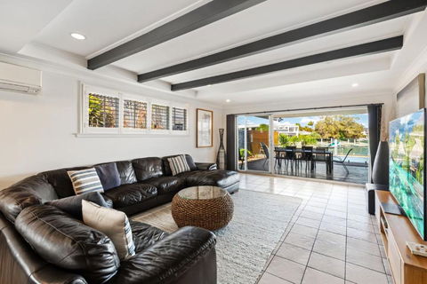 4 Bedroom Home On Canal - Accommodation Mooloolaba 4