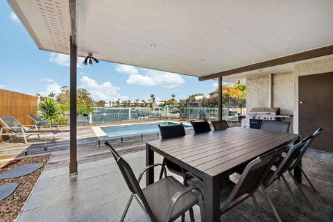 4 Bedroom Home On Canal - Accommodation Mooloolaba 3