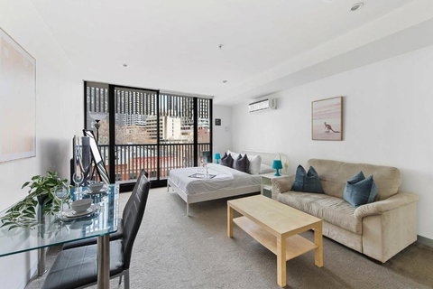 A Chic Studio Only A 4-min Walk To Victoria Market - Accommodation Mooloolaba 0
