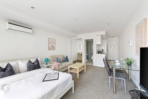A Chic Studio Only A 4-min Walk To Victoria Market - Accommodation Mooloolaba 1
