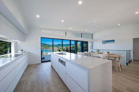 Airlie Bay View - Accommodation Mooloolaba 4