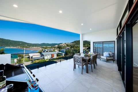 Airlie Bay View - Accommodation Mooloolaba 1