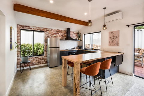 Alley Cats - Accommodation Mooloolaba 0