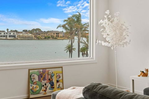 Amazing Lake View Family-friendly Holiday Home - Accommodation Mooloolaba 0